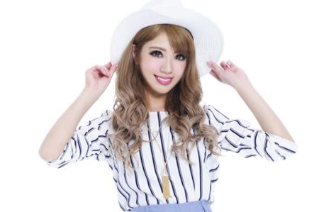 ストライプ柄トップス×デニムショートパンツ×ホワイトハット