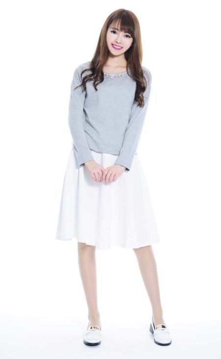 ビジュー付きトップス×膝丈スカート×ローファー(PROPORTION BODY DRESSING)