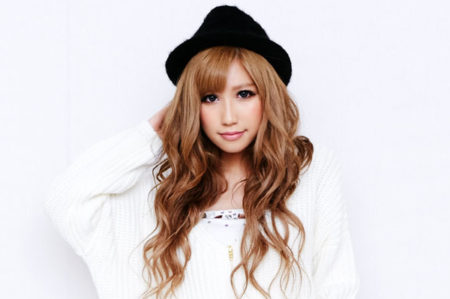 ビジュー付きニット×スキニーデニム(DaTuRa、Rady)