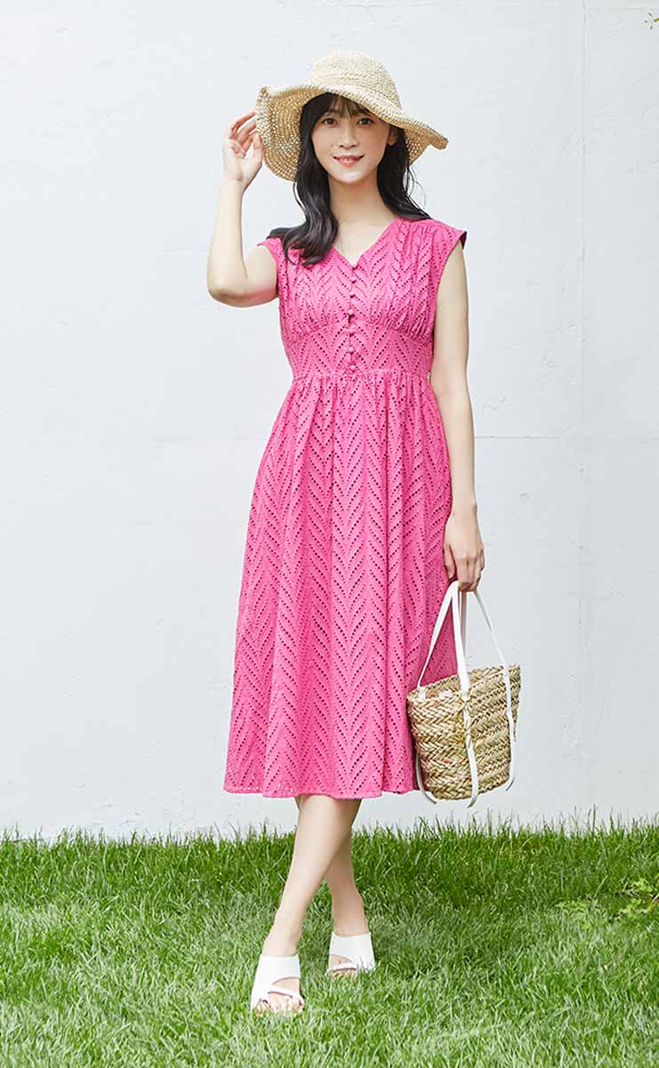 元気カラーで印象的に!ビビッドピンクの上品ワンピース